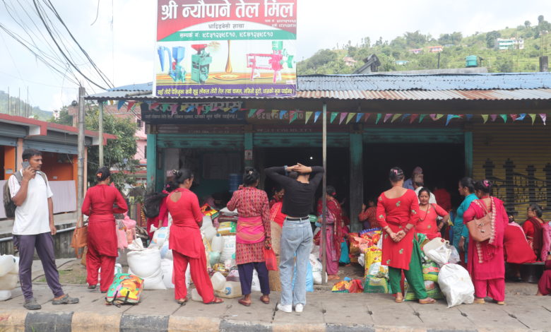 दशैं शुरुवात भएसङ्गै तोरि पेल्नेको घुइँचो (फोटो फिचर)