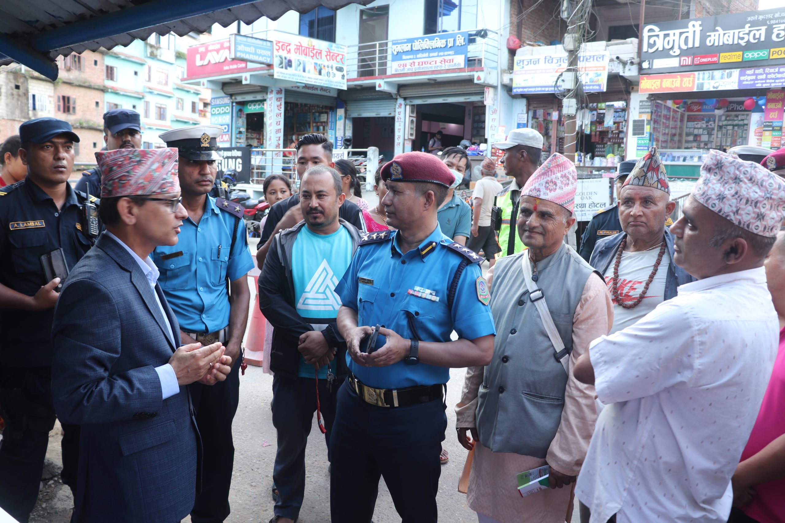 प्रजिअ सुमन घिमिरे यात्रु सहायता कक्षकाे उद्घाटन गर्दै,फोटो फिचर