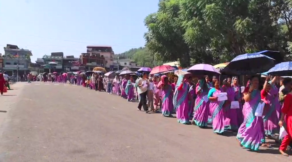 दाङकाे भालुवाङमा बलात्कृत बालिकाकाे न्यायको माग राख्दै प्रहरी चाैकी र सशस्त्र चाैकी घेराउ 