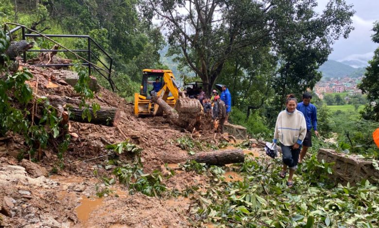 धादिङबेसी मलेखु खसेको पहिरो अवरुद्ध हटाउदै(फोटो फिचर)