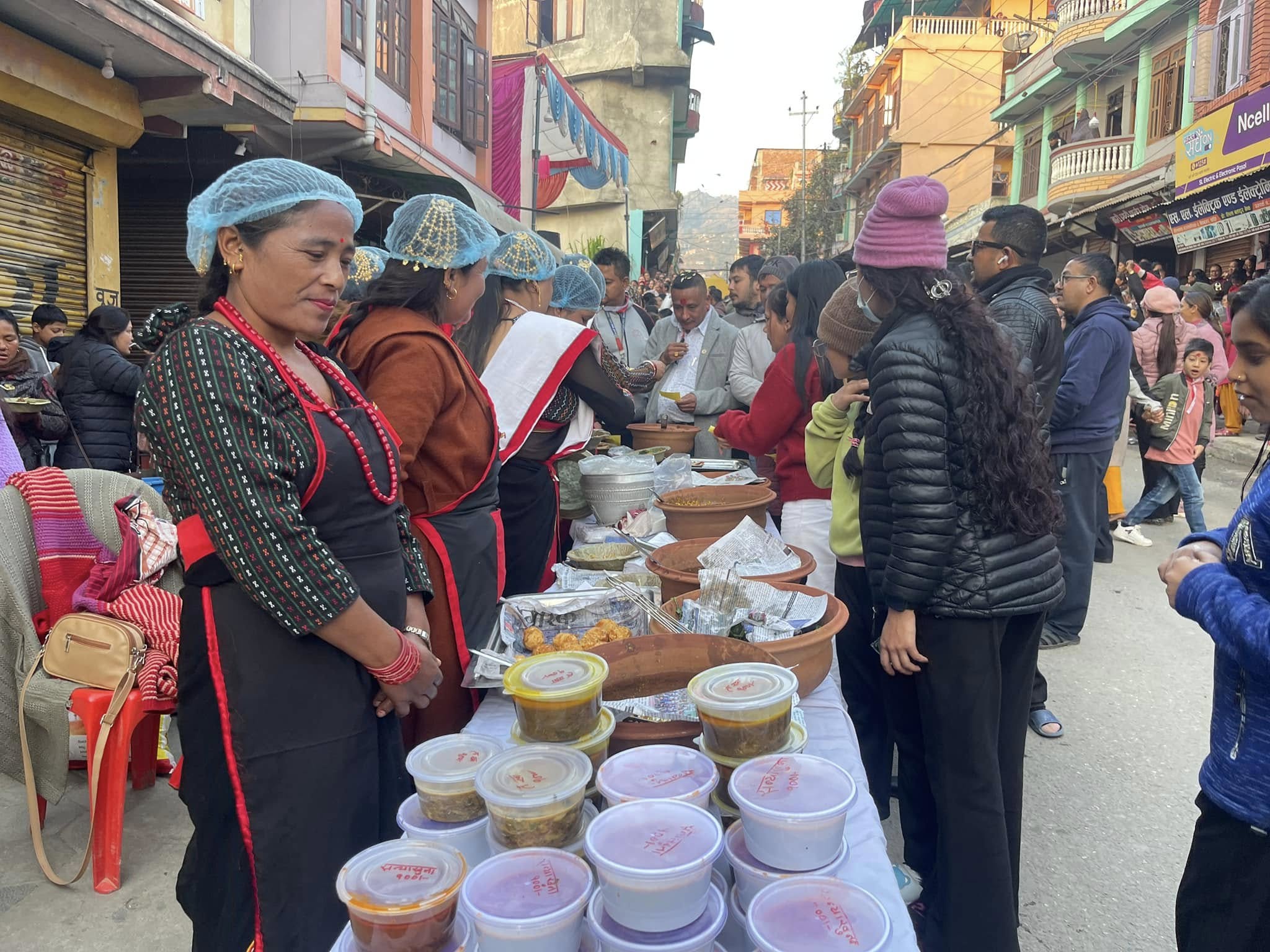  धादिङमा नेवाः खाना उत्सव सुरु,सडकमै खाऔं,सडकमै रमाऔं,सडकमै कमाऔं,भन्ने मूल नाराका साथ (फोटो फिचर)