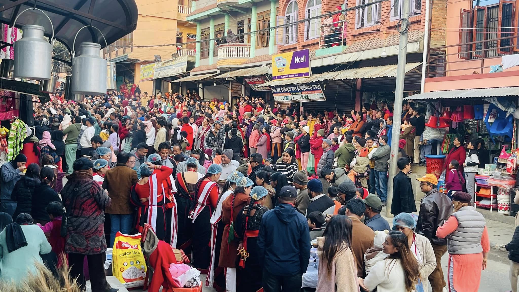 धादिङमा नेवाः खाना उत्सव सुरु,सडकमै खाऔं,सडकमै रमाऔं,सडकमै कमाऔं,भन्ने मूल नाराका साथ (फोटो फिचर)