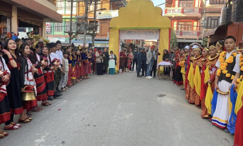 धादिङमा नेवाः खाना उत्सव सुरु,सडकमै खाऔं,सडकमै रमाऔं,सडकमै कमाऔं,भन्ने मूल नाराका साथ (फोटो फिचर)