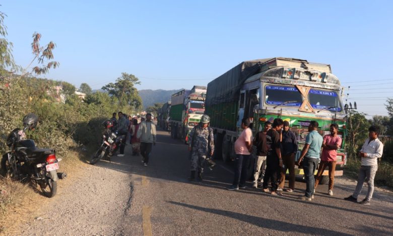 दाङकाे लालमटियामा ट्रककाे ठक्करबाट माेटरसाइकल चालककाे मृत्यु,आफन्तद्वारा लमही-भालुवाङ सडक खण्ड अबरूद्ध