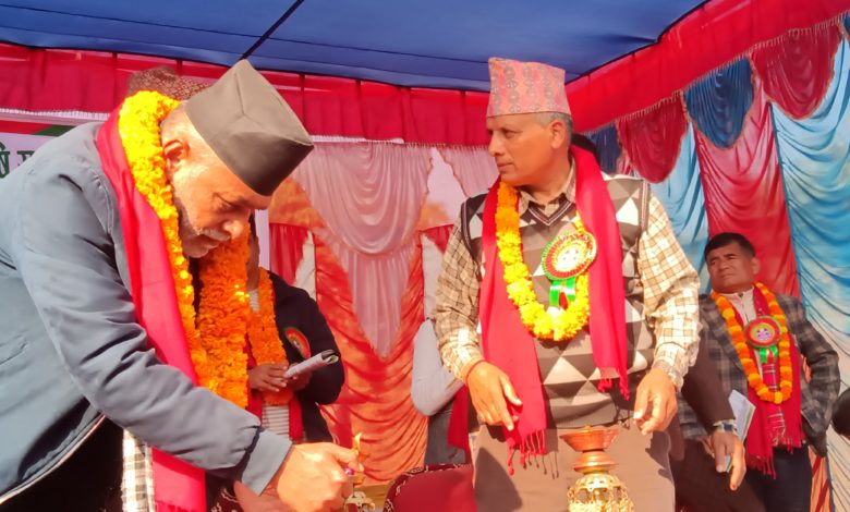 नेपाल पत्रकार महासंघ धादिङका अध्यक्ष सीताराम अधिकारीलाई शनिबार सम्मान गरिएकाे छ । साना किसान सहकारी संस्था लि. कुम्पुरकाे २५ अाैँ साधारण सभाकाे अबसरमा पत्रकार महासंघ अध्यक्ष अधिकारी सम्मानित हुनुभएकाे हाे । पत्रकारिताकाे माध्यमबाट साना किसानका सवाल उजागर गर्ने अधिकारी महासंघकाे जिल्ला अध्यक्ष पदमा निर्वाचित भएकाेले कृषि मन्त्री रामनाथ अधिकारीलेले सम्मान पत्र, दाेसलल्ला अाेडार सम्मान गर्नुभएकाे थियाे । साेही अबसरमा कृषि सहकारी जिल्ला संघकाे अध्यक्ष पदमा निर्वाचित हुनुभएका रंग थपलियालाई समेत सम्मानित गरिएकाे थियाे । थपलिया साना किसान सहकारी संस्था लि. कुम्पुरकाे संचालक समितिमा हुनुहुन्छ । साधारणसभाकाे मन्त्री अधिकारीले उद्घाटन गर्दै किसानले चाहिएजति मल पाउने व्यवस्था गरेकाे भन्दै कृषि सामाग्री संस्थान गजुरीमा ५ सय ७० टन युरिया र १ सय ४२ मेट्रिकटन डिएपि मल स्टक रहेकाे बताउनुभयाे । २ हजार ५६ जना सेयर सदस्य रहेकाे सहकारीकाे ३९ कराेड ३ लाख ७० हजार ७ सय ५३, रहेकाे छ भने १ कराेड ५३ लाख १५ हजार सहकारीले नाफा गरेकाे छ ।