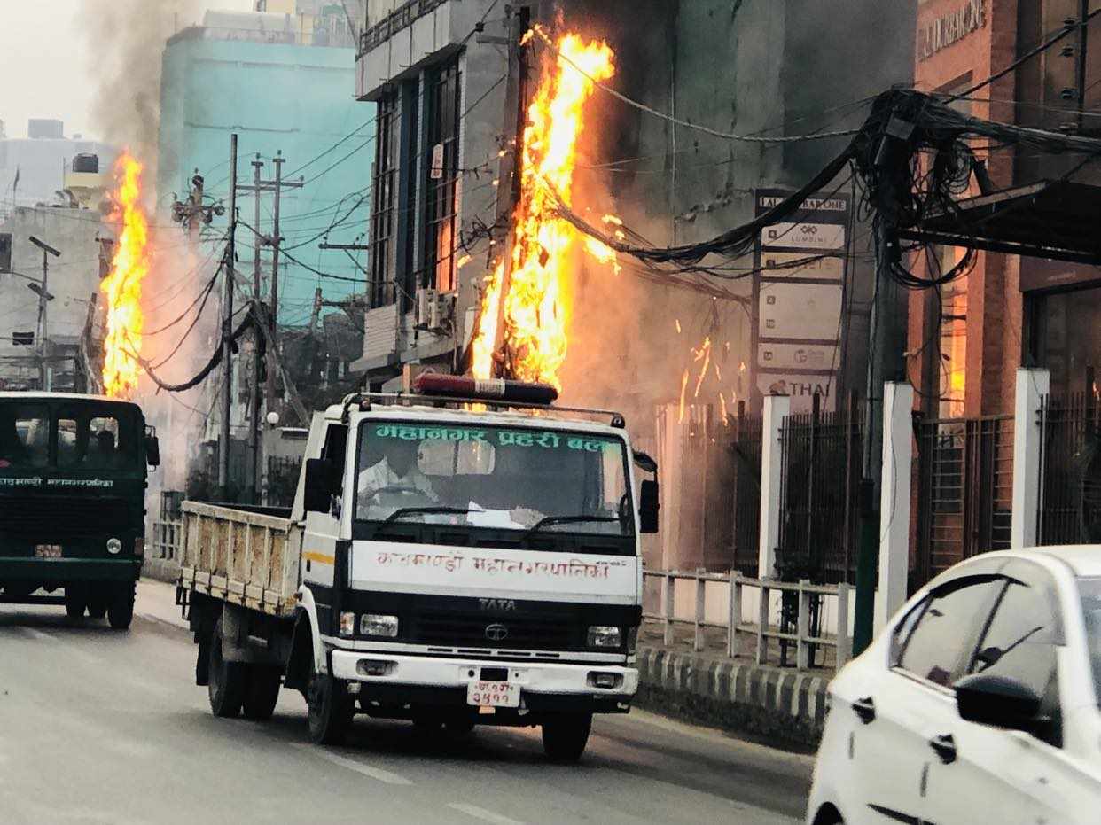 जय नेपाल हलको अगाडी बिजुलीको पोलमा आगलागी 