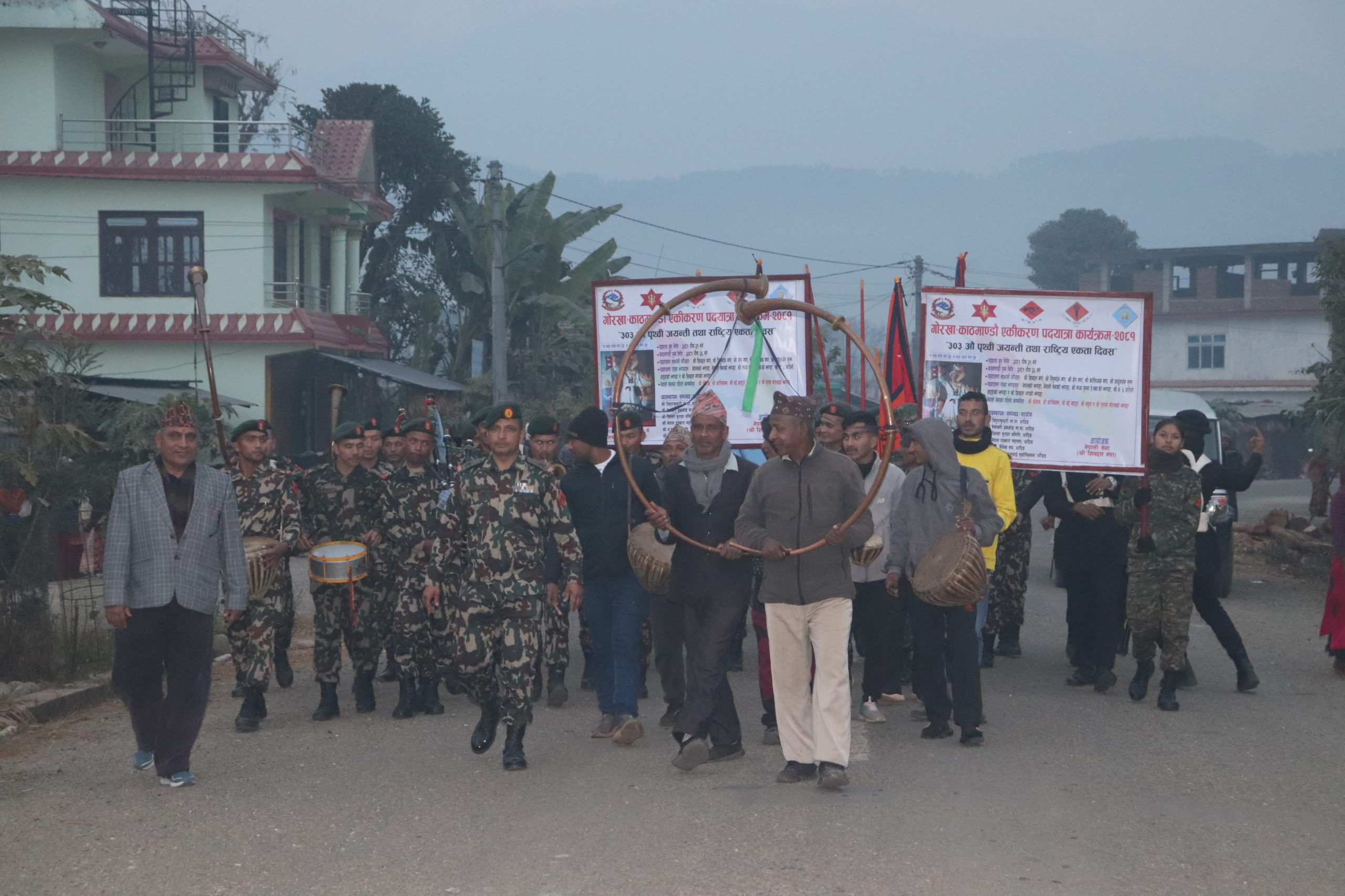 धादिङ आइपुगोको नेपाली सेनाकाे 'एकीकरण पदयात्रा' लाई धादिङमा स्वागत (फोटो फिचर)