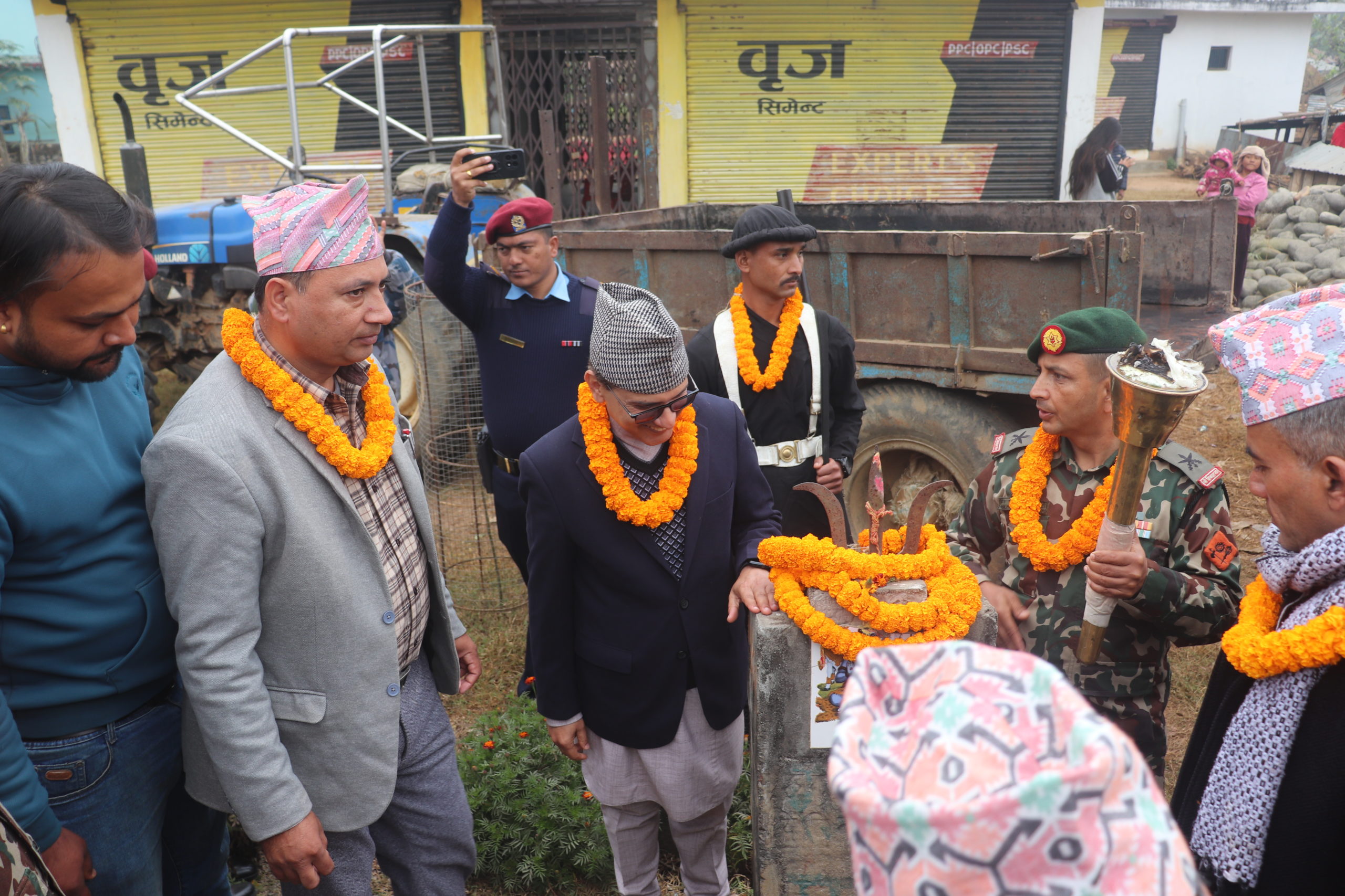 धादिङ आइपुगोको नेपाली सेनाकाे 'एकीकरण पदयात्रा' लाई धादिङमा स्वागत (फोटो फिचर)